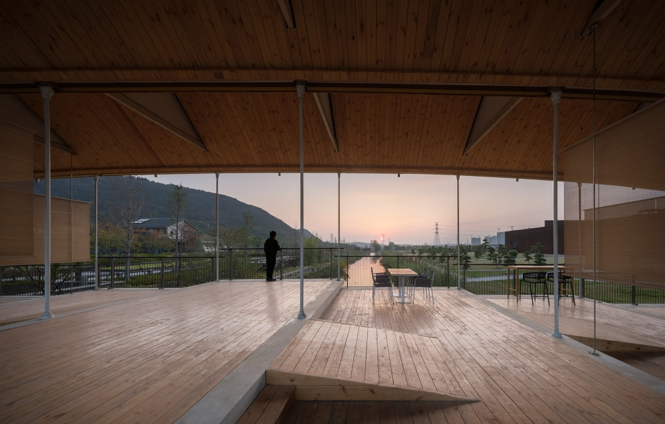 The bridge deck in the sunset © Liangshan