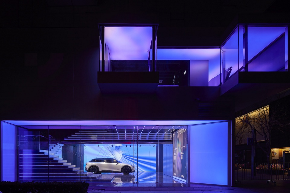 Night view of the facade © Charlie Xia