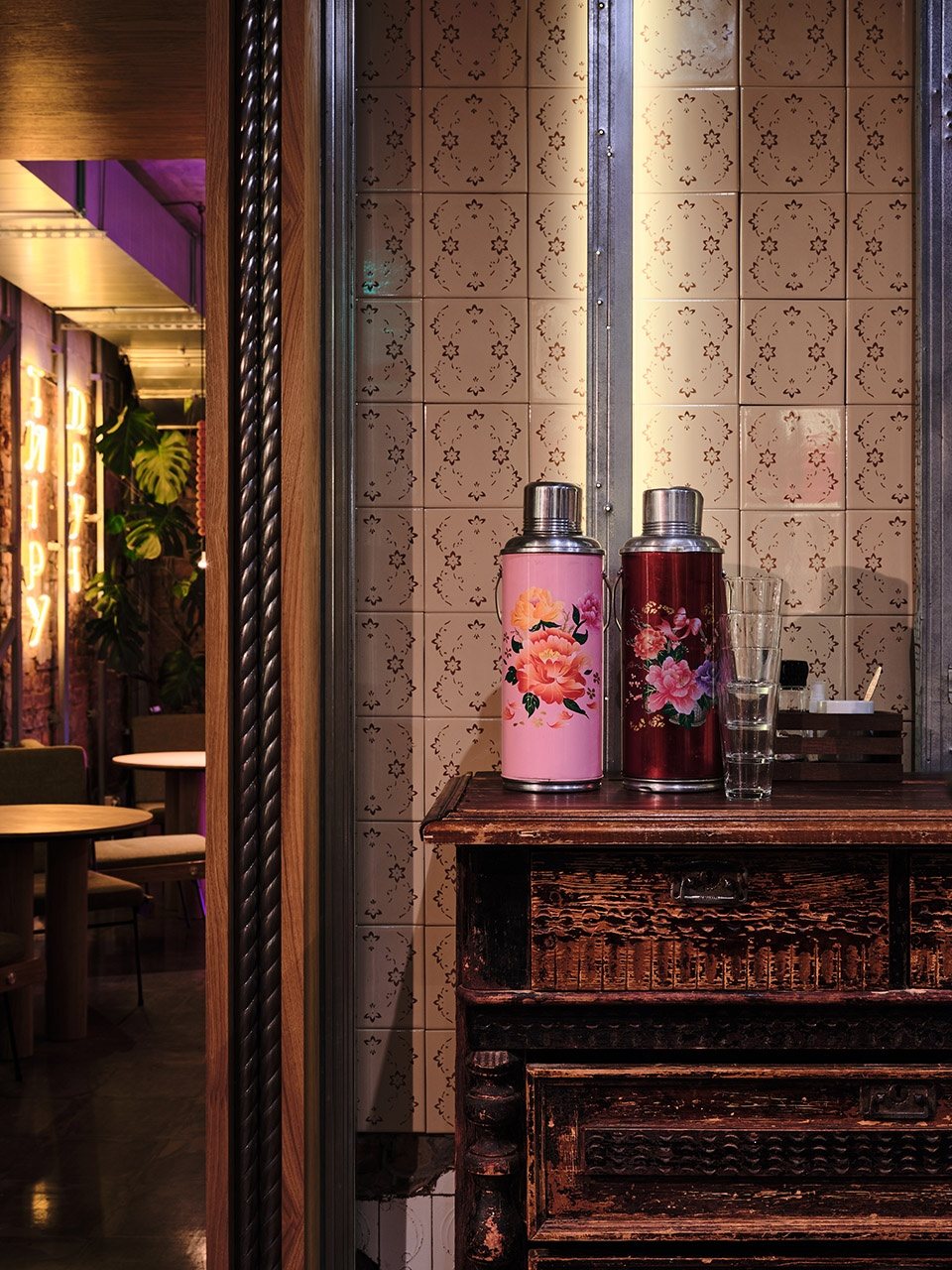 Wooden door frames and the hearts on the floor © Dmitrii Tsyrenshchikov