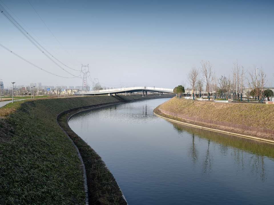 Looking at the bridge from the river bank ©️ 时差影像