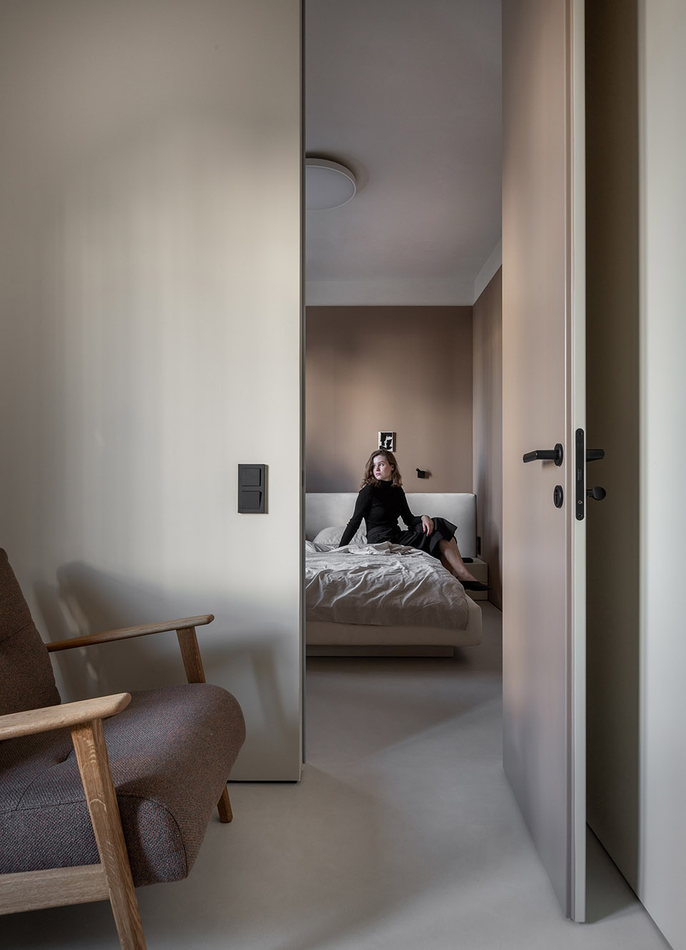 Hidden door to the master bedroom © ZROBIM architects