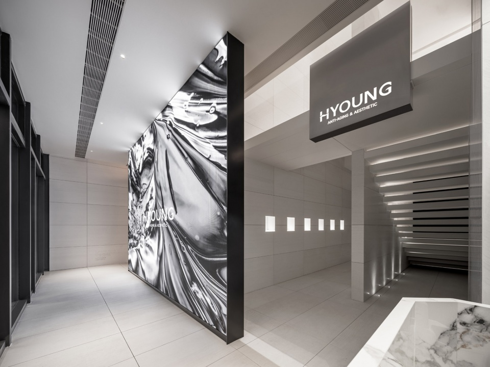 Looking at the dynamic LCD screen from the entrance © WYAP Wenyao Image