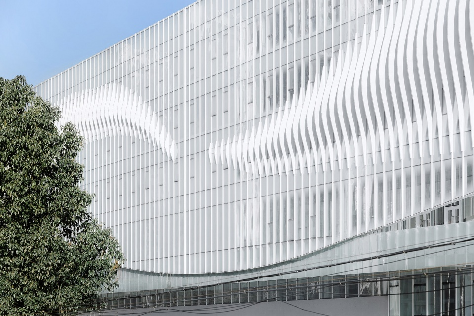 Foggy glass facade blurring the vision between the indoor and outdoor spaces ©Meng Qingwei, Xie Yilun