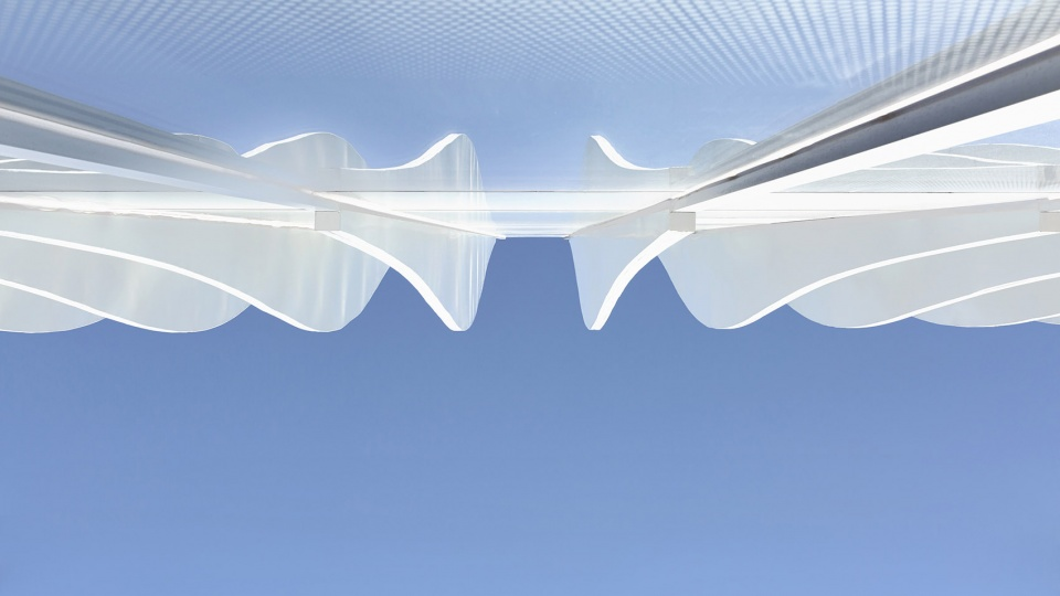 Glass reflects the surrounding environment ©Meng Qingwei, Xie Yilun