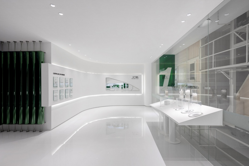 The green acrylic pipe becomes the clue of the space ©Meng Qingwei, Xie Yilun, Wu Ruozheng