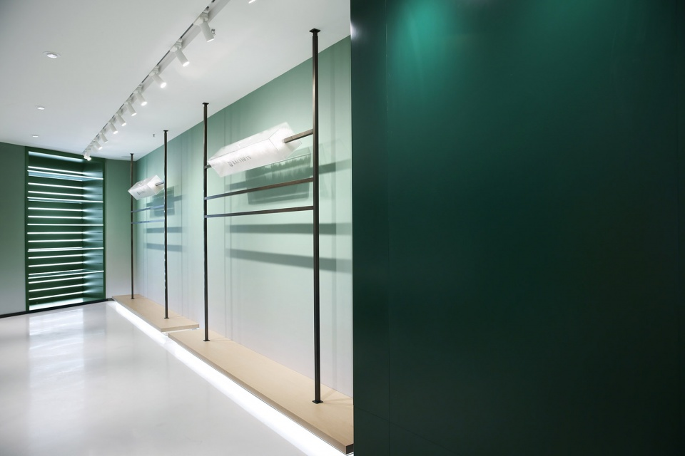 Combination of the acrylic box filled with goose down and the bronze metal display shelf ©Meng Qingwei, Xie Yilun, Wu