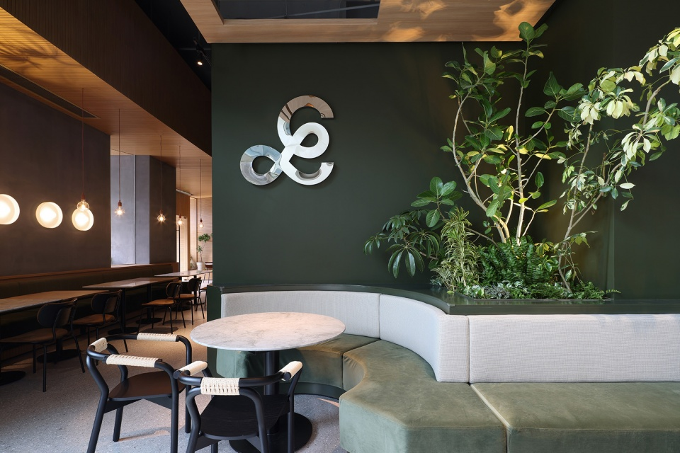 Relaxed natural dining atmosphere © Xiaole