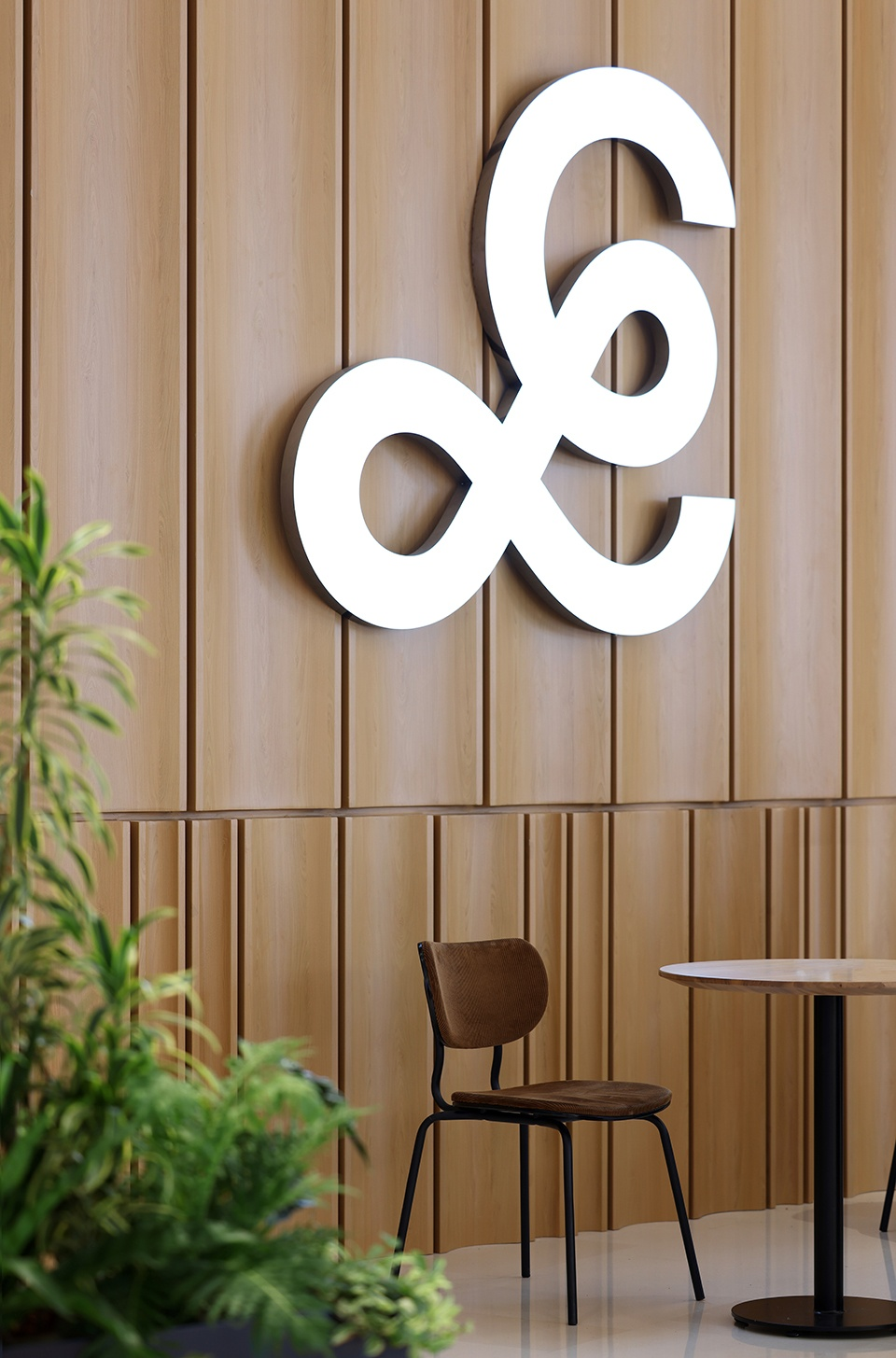 The wooden boards are staggered horizontally and vertically © Xiaole